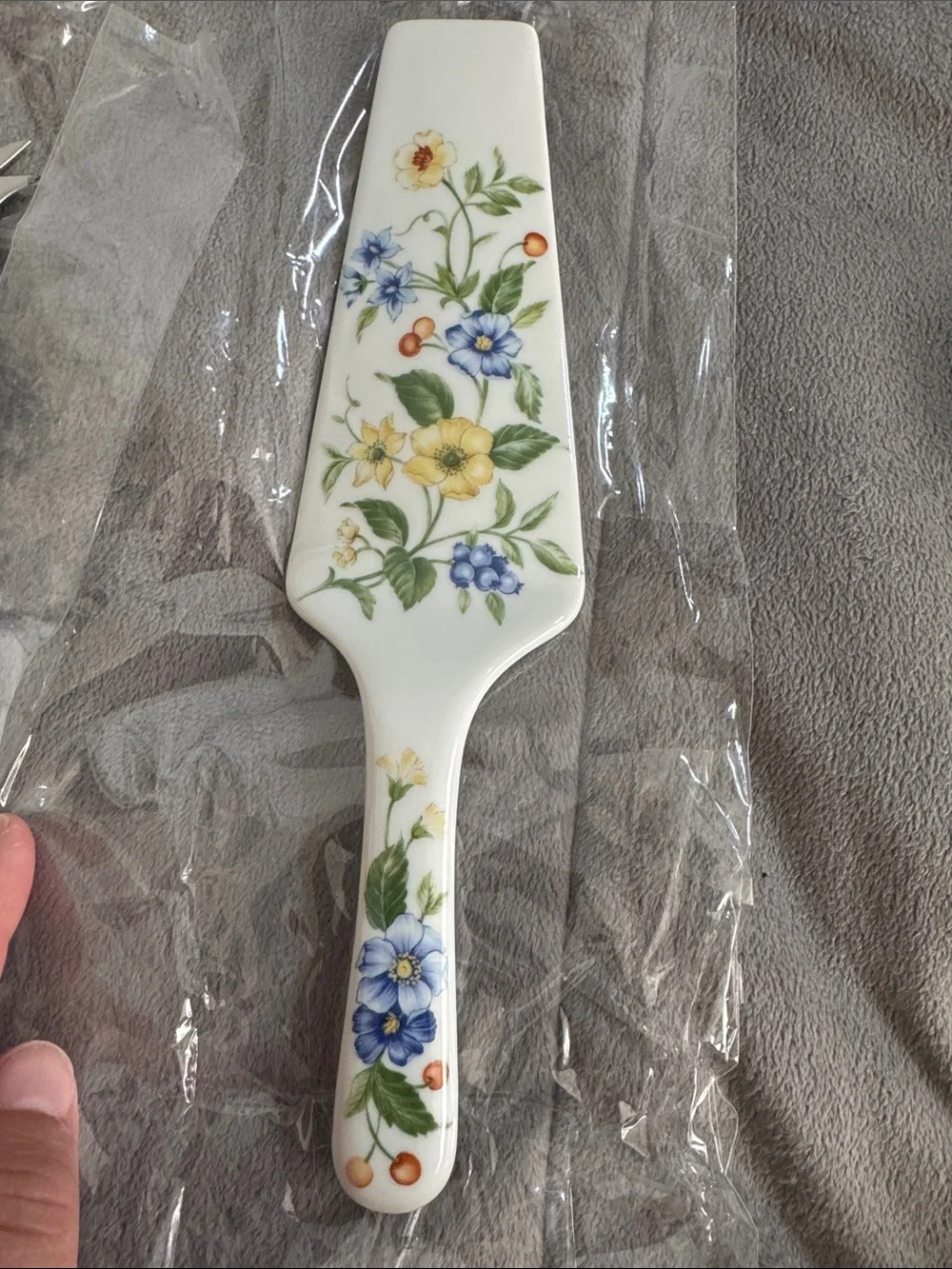 Andrea by Sadek 2 pc Porcelain Floral Cake Server and Knife Set - White